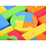 zestaw klocków piankowych rozłożony do sortowania według kształtów