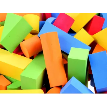 elementy piankowe w kształcie walców, kwadratów i łuków na jasnym tle