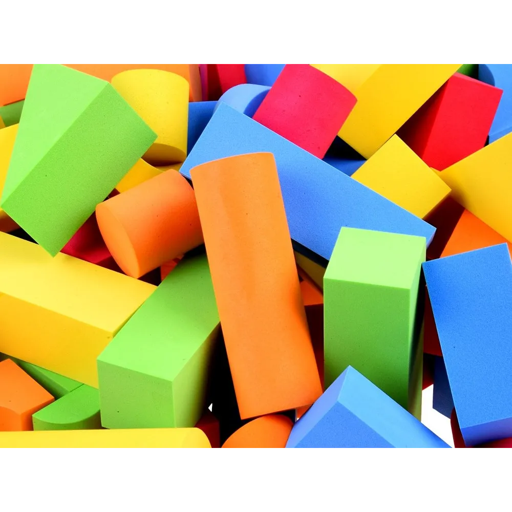 elementy piankowe w kształcie walców, kwadratów i łuków na jasnym tle