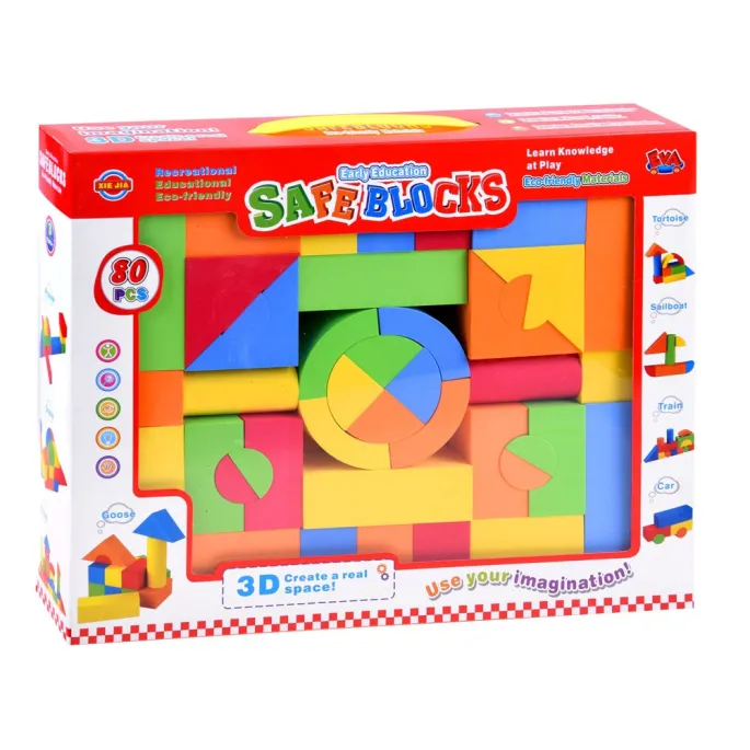 widok kąpieli z lewitującymi klockami piankowymi w wodzie