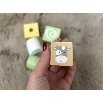 dziecięcy zestaw kolejki prezentowany w pokoju