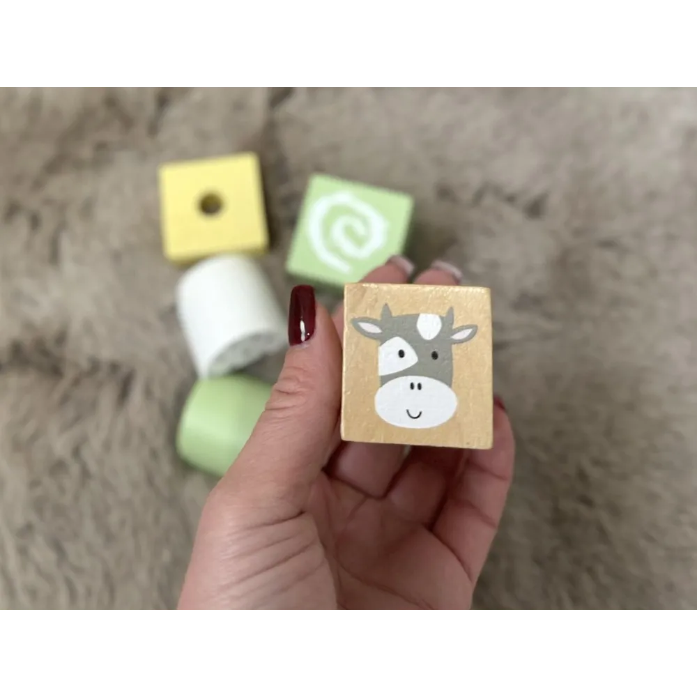 dziecięcy zestaw kolejki prezentowany w pokoju