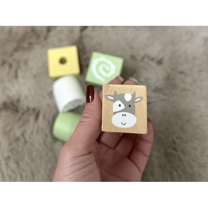 dziecięcy zestaw kolejki prezentowany w pokoju