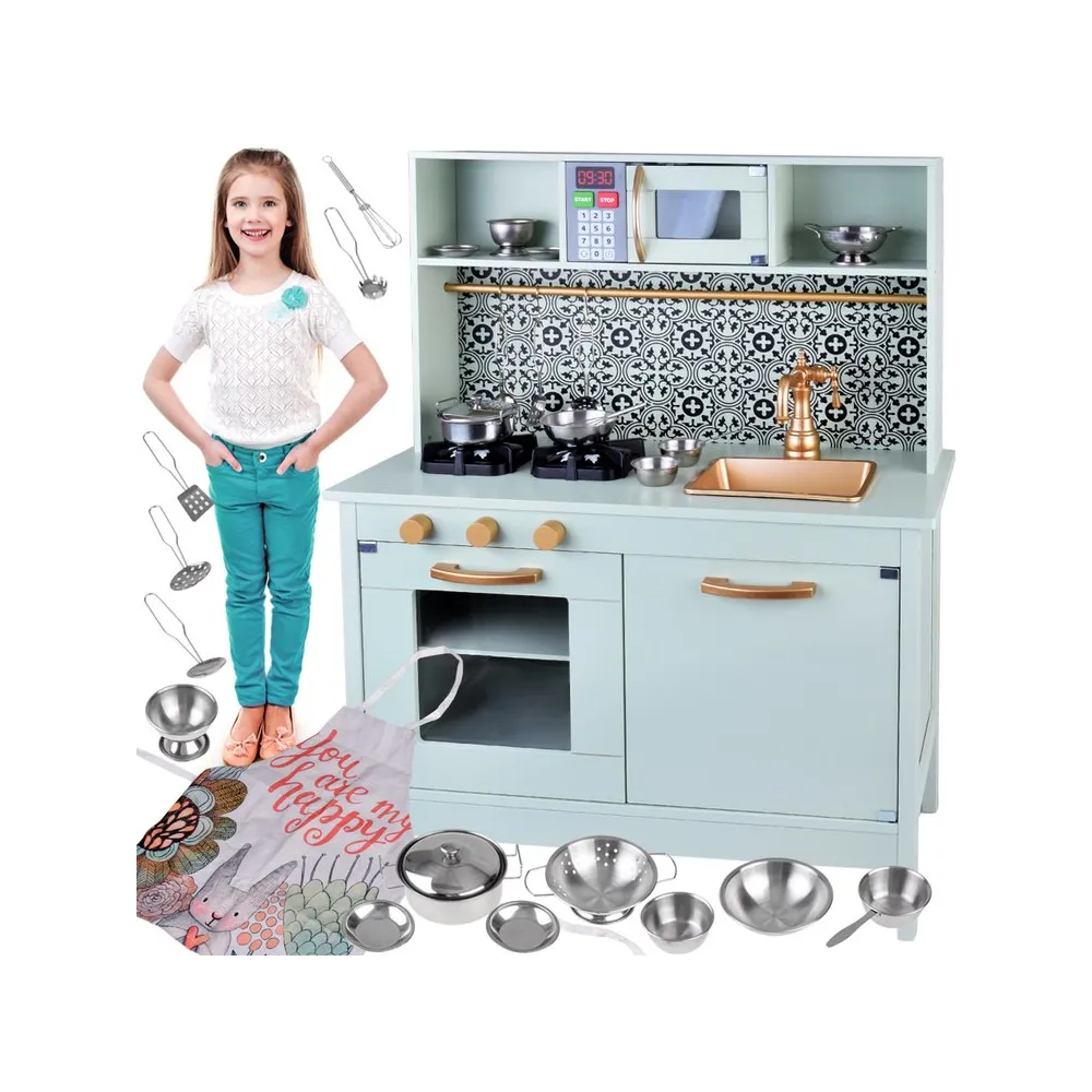 miętowa drewniana kuchnia dla dzieci na tle białej ściany