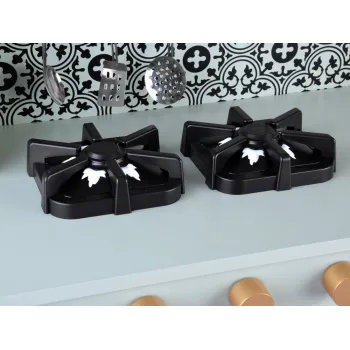 widok na zamykane szafki i półki do przechowywania akcesoriów kuchennych