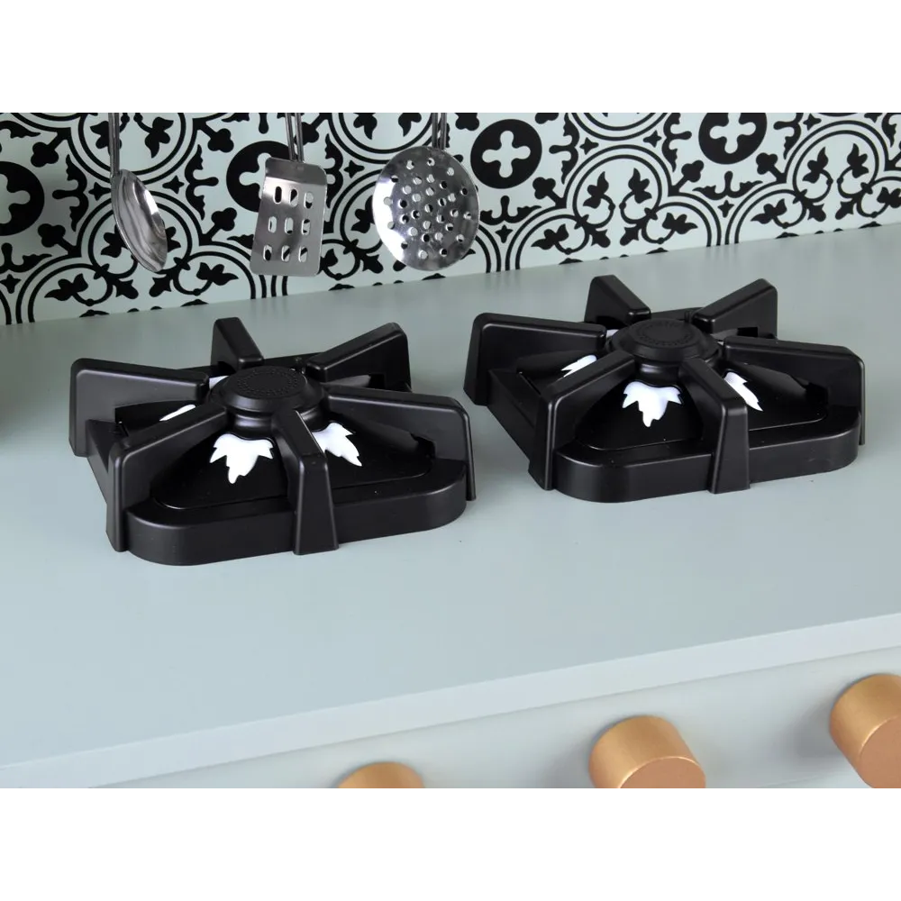 widok na zamykane szafki i półki do przechowywania akcesoriów kuchennych