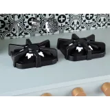 widok na zamykane szafki i półki do przechowywania akcesoriów kuchennych