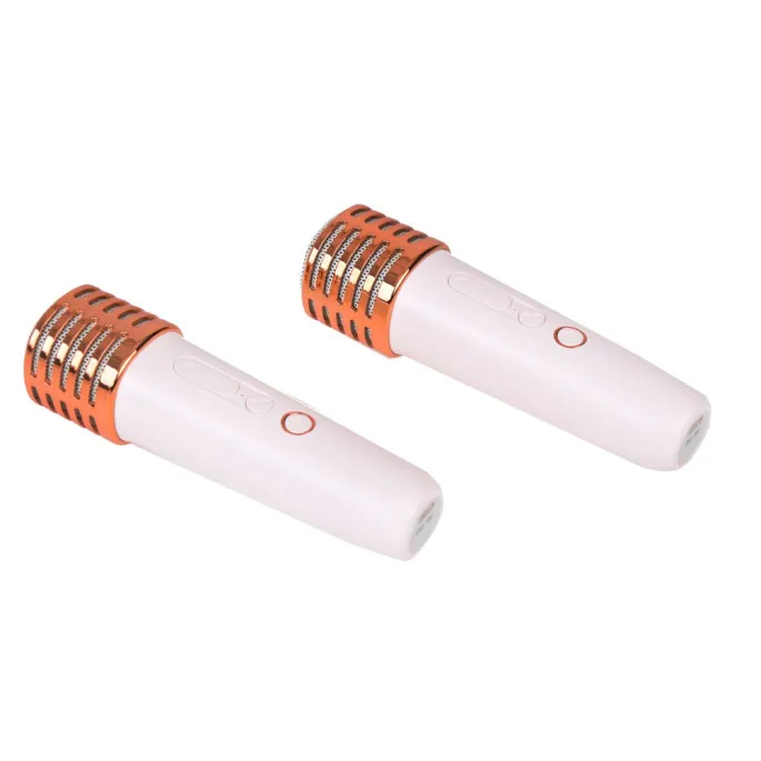 Zestaw muzyczny prezentujący światła RGB podczas karaoke