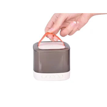 Głośnik z mikrofonami na tle domowego wnętrza pełnego muzyki