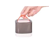 Głośnik z mikrofonami na tle domowego wnętrza pełnego muzyki