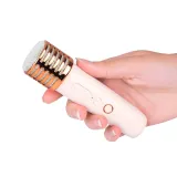 Detale obudowy głośnika i mikrofonów podkreślone światłem dyskotekowym