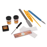 Mikroskop dla młodego odkrywcy z zestawem akcesoriów na białym tle