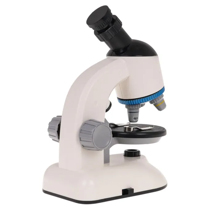 Mikroskop ustawiony na stole gotowy do pracy