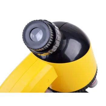 mikroskop ustawiony na stole w domowych warunkach