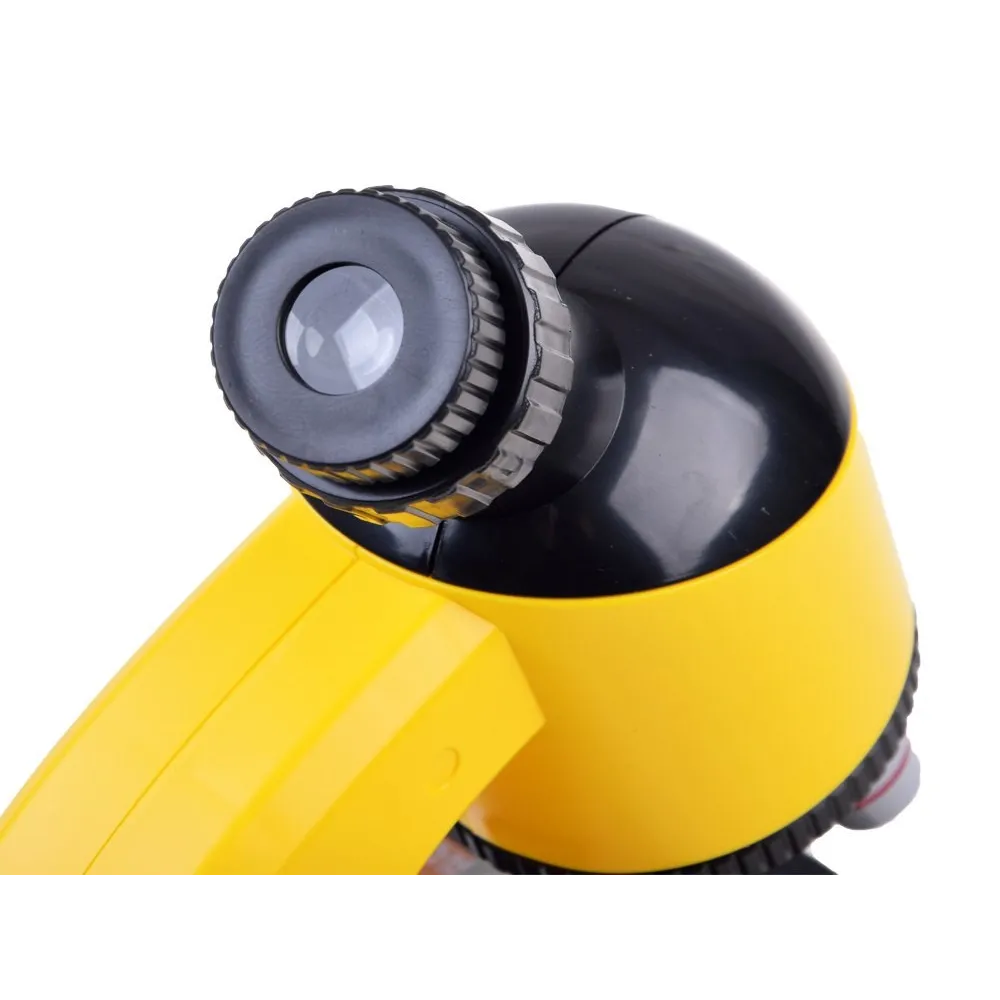 mikroskop ustawiony na stole w domowych warunkach