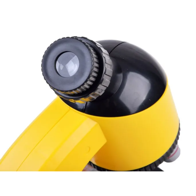 mikroskop ustawiony na stole w domowych warunkach