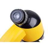 mikroskop ustawiony na stole w domowych warunkach