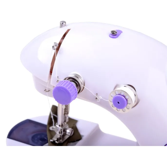 detal wbudowanego oświetlenia LED w mini maszynie do szycia