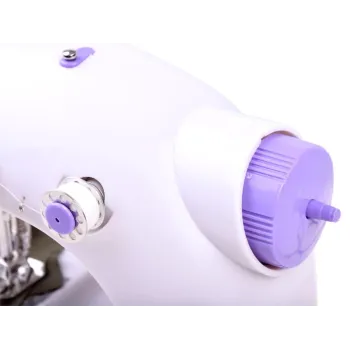 zawartość zestawu z igłą, szpulkami i nawlekaczem przy maszynie do szycia