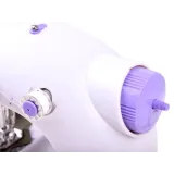 zawartość zestawu z igłą, szpulkami i nawlekaczem przy maszynie do szycia