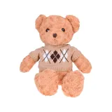 miś pluszowy prezentowany w całości na tle dziecięcego pokoju