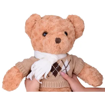 przytulny pluszak o długości 60 cm ubrany w kremowy szalik