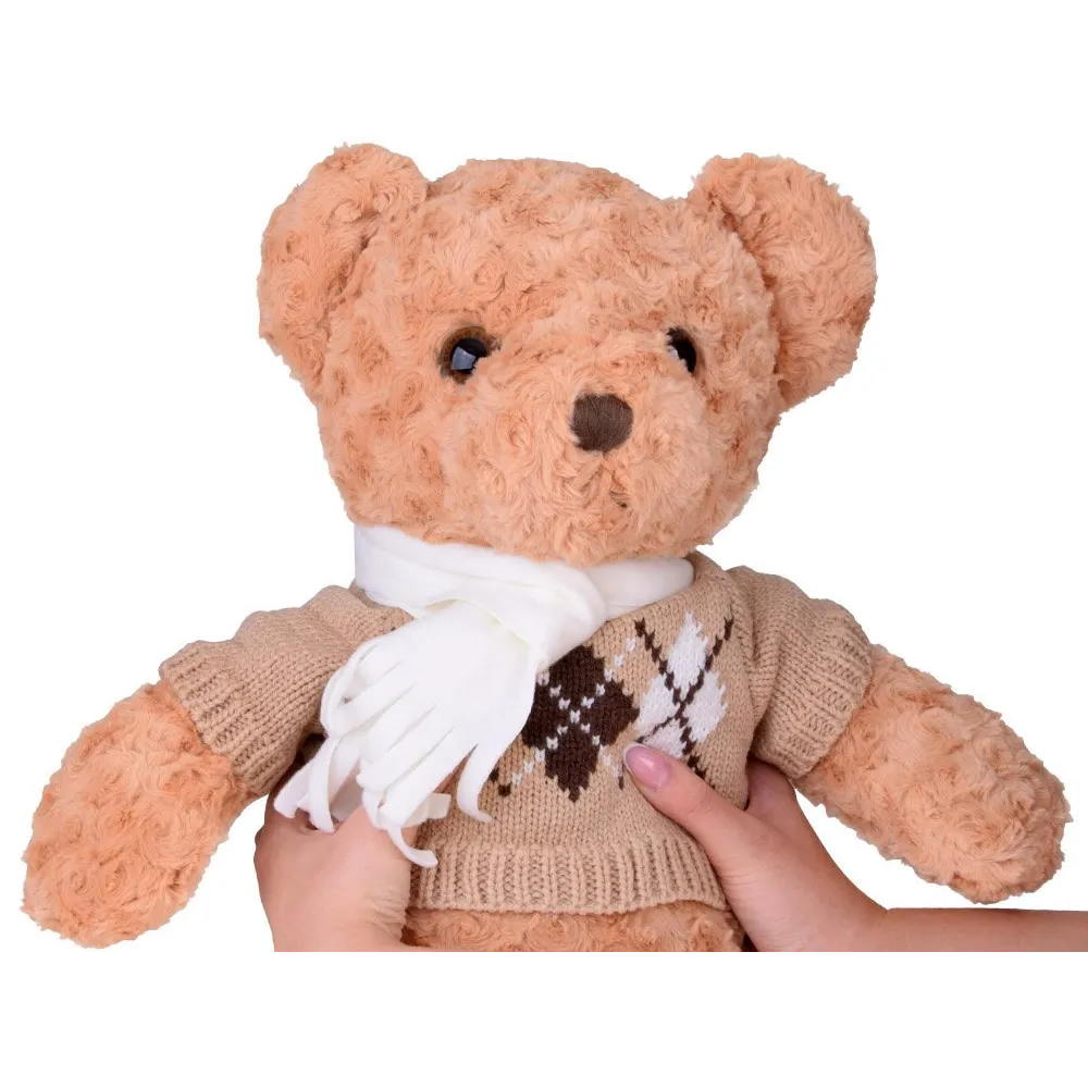 przytulny pluszak o długości 60 cm ubrany w kremowy szalik