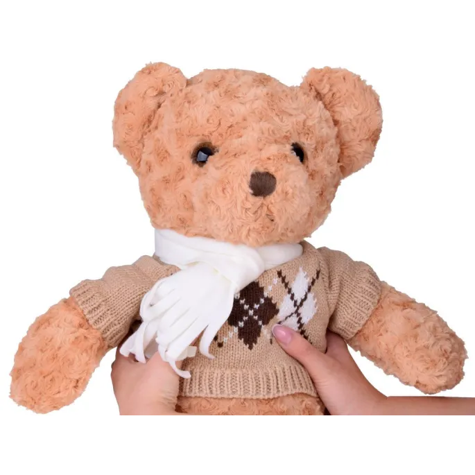 przytulny pluszak o długości 60 cm ubrany w kremowy szalik