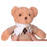 przytulny pluszak o długości 60 cm ubrany w kremowy szalik