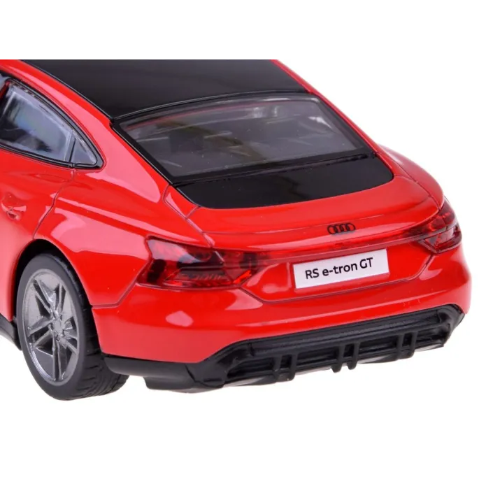 Wyeksponowany plastikowy podwozie metalowego modelu Audi