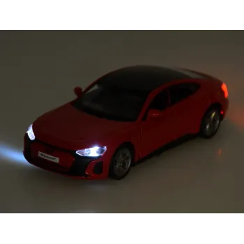 Audi RS e-tron GT w miniaturowej skali na tle biurka lub półki