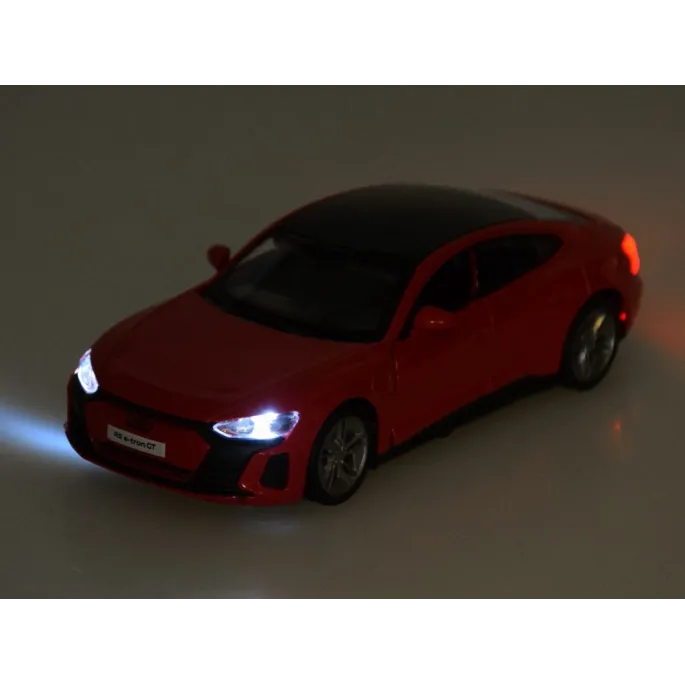 Audi RS e-tron GT w miniaturowej skali na tle biurka lub półki