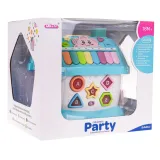 widok multifunkcyjnego domku niebieskiego z kolorowymi elementami