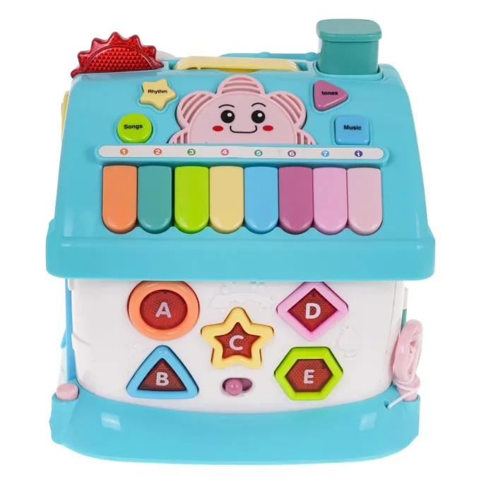 detal wyjmowanego niebieskiego autka dołączonego do domku