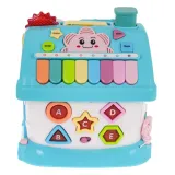 detal wyjmowanego niebieskiego autka dołączonego do domku