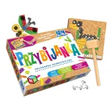 Drewniany młotek, korkowa tablica i metalowe blaszki z zestawu