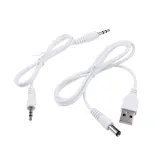 Niebieski boombox z mikrofonem podczas zabawy w śpiewanie i taniec