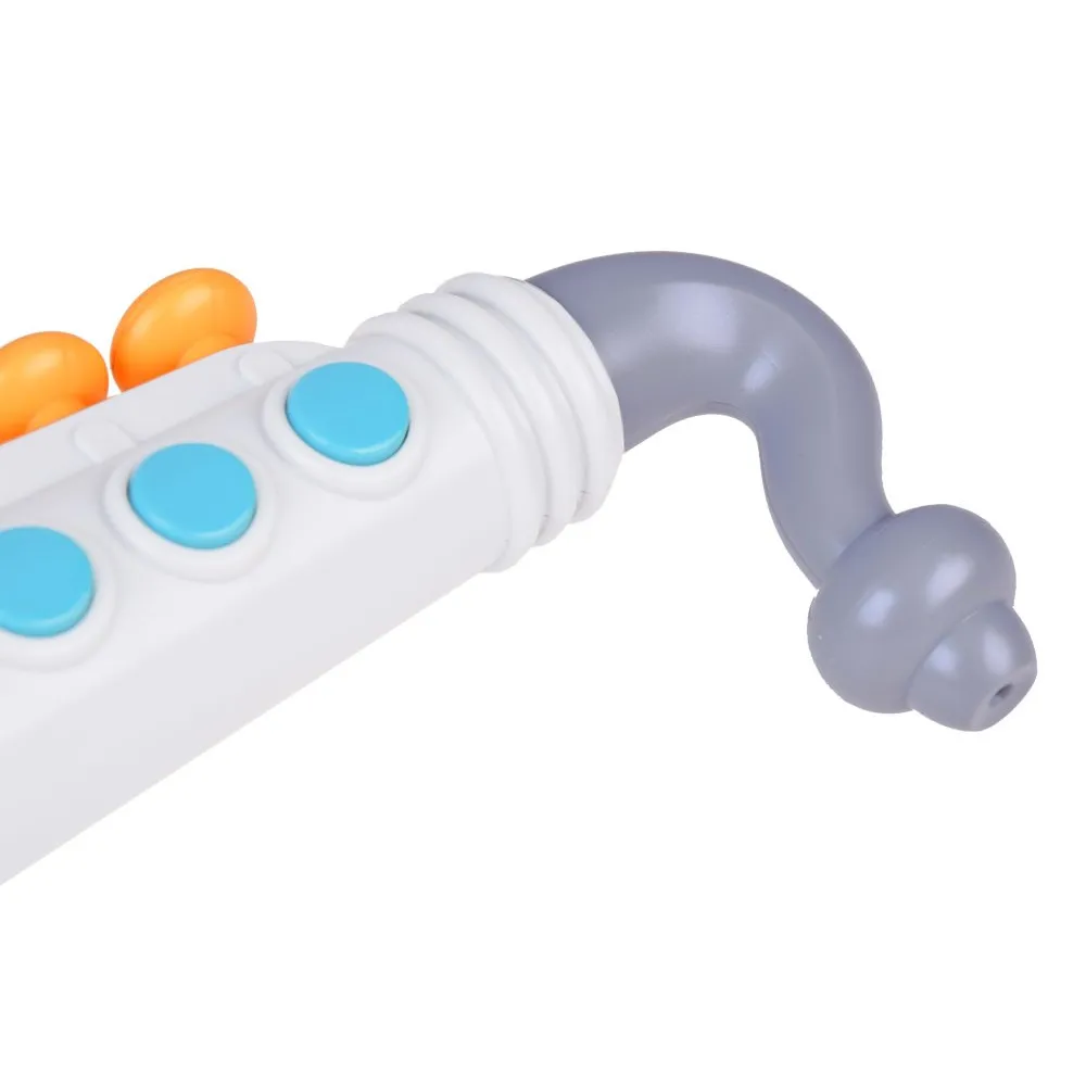 Detal ustnika i przycisków zabawkowego saksofonu