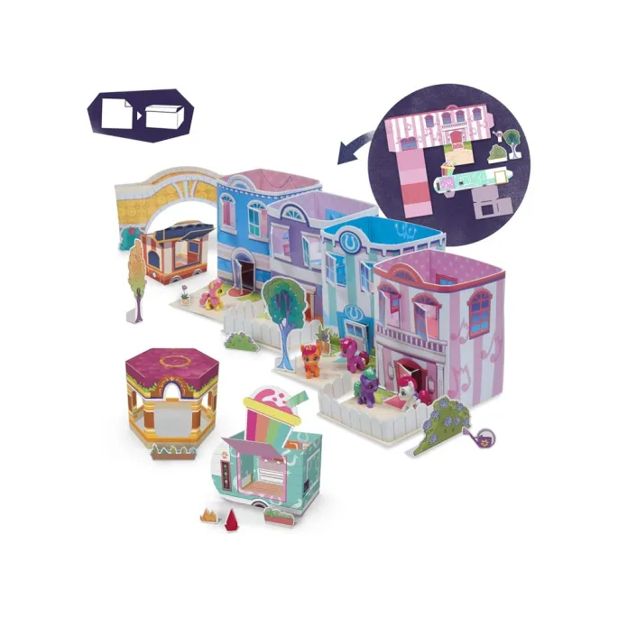 Otwarte wnętrze Kryształowej Latarni z pięcioma figurkami