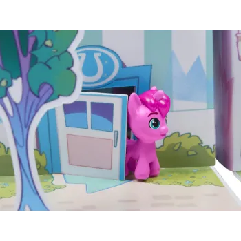 Figurki bohaterów ustawione na różnych poziomach latarni