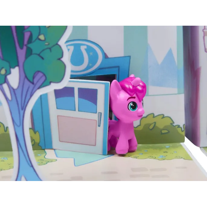 Figurki bohaterów ustawione na różnych poziomach latarni