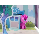 Figurki bohaterów ustawione na różnych poziomach latarni