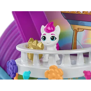 Scena zabawy z użyciem figurek i licznych akcesoriów