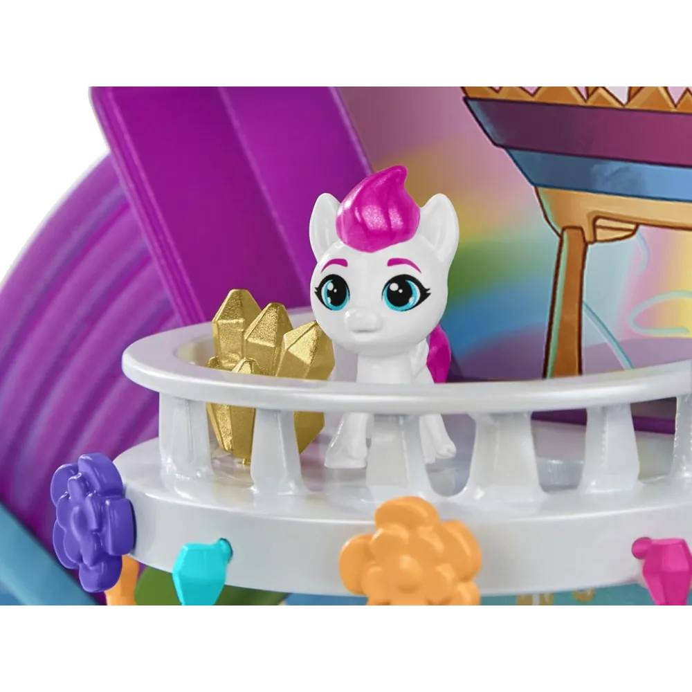 Scena zabawy z użyciem figurek i licznych akcesoriów