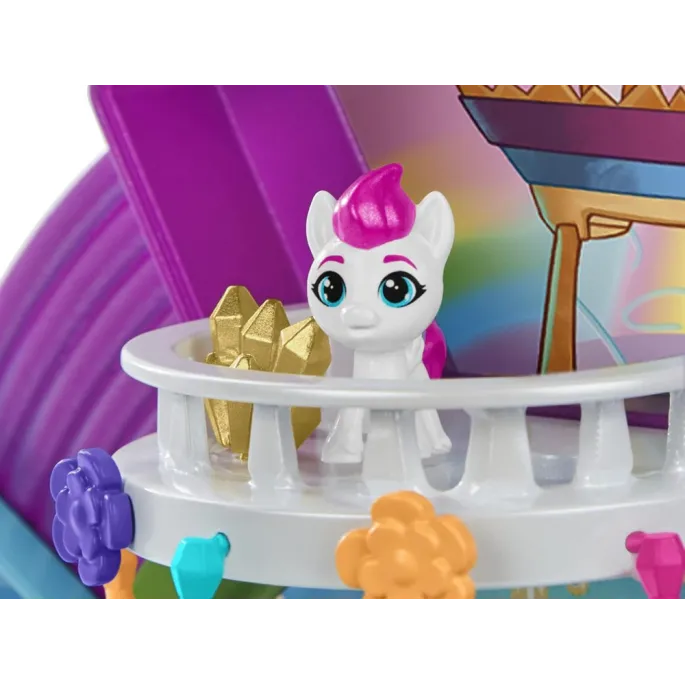 Scena zabawy z użyciem figurek i licznych akcesoriów