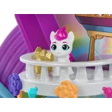 Scena zabawy z użyciem figurek i licznych akcesoriów