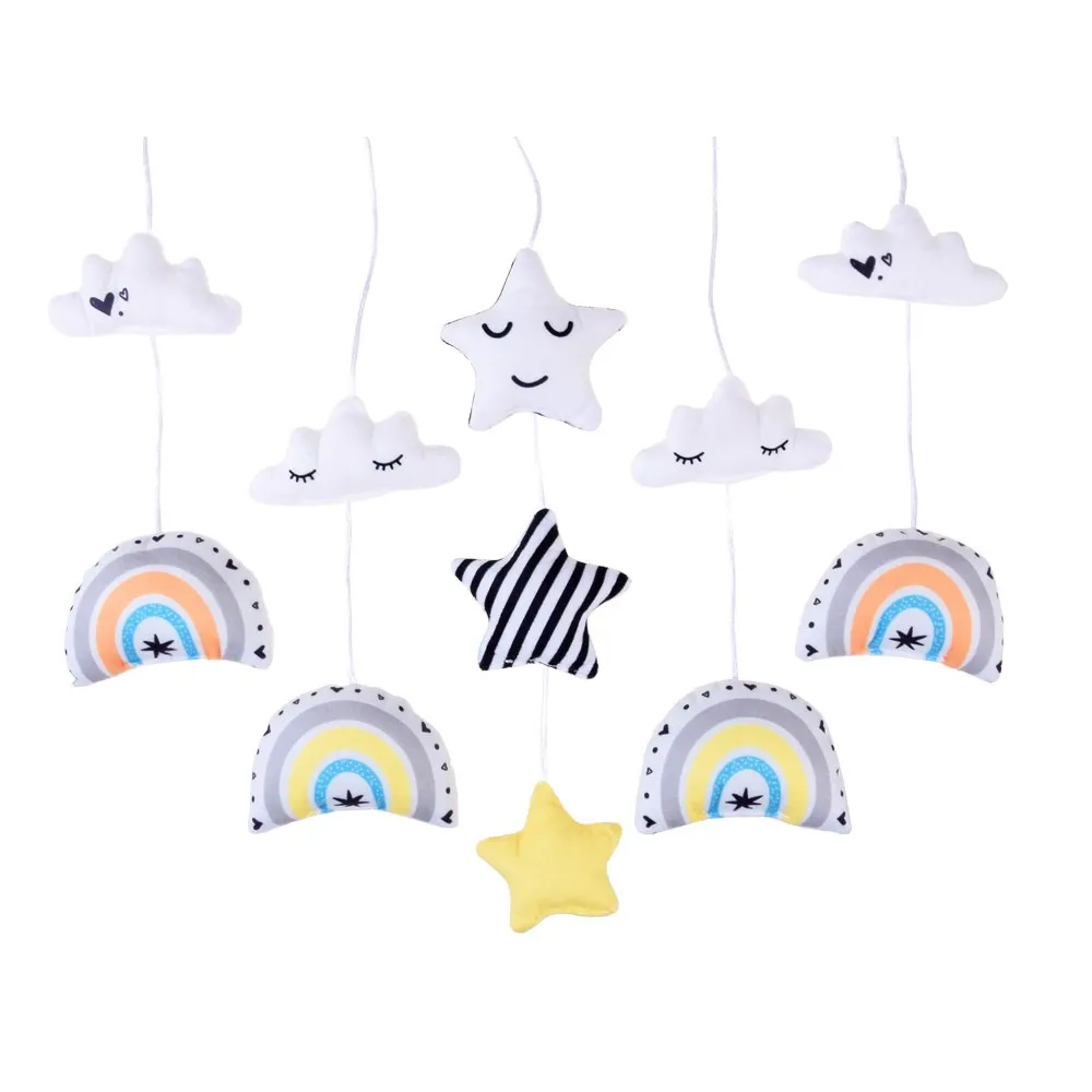 zbliżenie na pluszowe zawieszki chmurki i tęczy na karuzelce