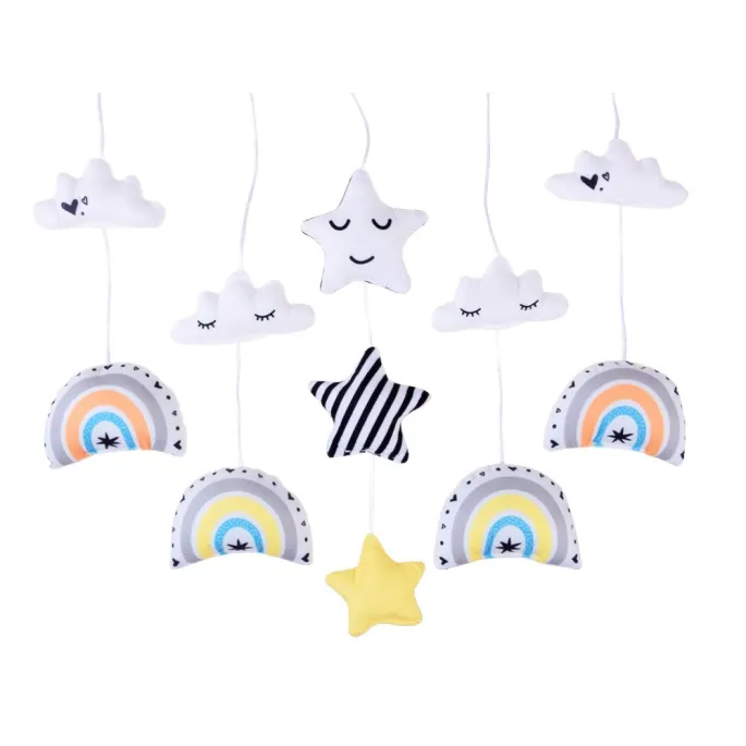 zbliżenie na pluszowe zawieszki chmurki i tęczy na karuzelce