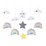 zbliżenie na pluszowe zawieszki chmurki i tęczy na karuzelce