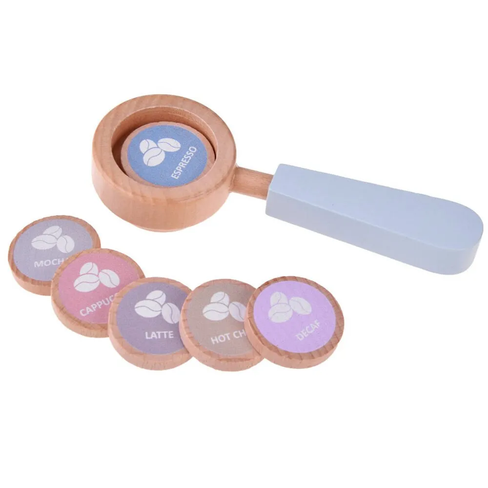 krążki kawy do ekspresu dziecięcego ułożone na drewnianej podstawce